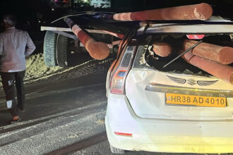 Farrukhabad: - Farrukhabad: ट्रॉली पर लदे बिजली के पोल कार में हो गए आरपार, बच्ची की मौत, माता-पिता व दो बहनें घायल