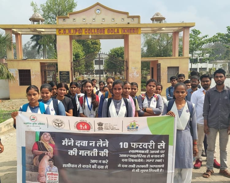 Lakhimpur - Lakhimpur Kheri News: छात्रों ने वृद्धजनों की सेवा कर दिया समाजसेवा का संदेश