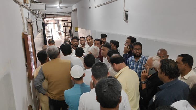 SIR: - SIR: पश्चिम बंगाल आए न्यायाधीशों के सामने भाषा बड़ी चुनौती, एसआईआर के लिए 150 से अधिक न्यायिक अधिकारी तैनात