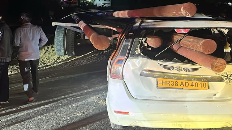 Farrukhabad: - Farrukhabad: ट्रॉली पर लदे बिजली के पोल कार में हो गए आरपार, बच्ची की मौत, माता-पिता व दो बहनें घायल