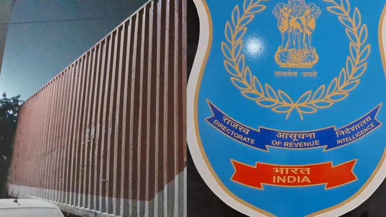 Mumbai: - Mumbai: नौ करोड़ रुपये के प्रतिबंधित चाइनीज वॉकी-टॉकी जब्त, डीआरआई की नवी मुंबई बंदरगाह पर बड़ी कार्रवाई
