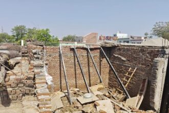 Mathura - Mathura News: निर्माणाधीन मकान की छत गिरी, मलबे में दब गए आधा दर्जन लोग; घायलों को अस्पताल में कराया भर्ती