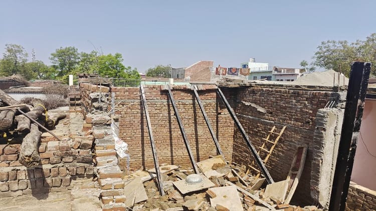 Mathura - Mathura News: निर्माणाधीन मकान की छत गिरी, मलबे में दब गए आधा दर्जन लोग; घायलों को अस्पताल में कराया भर्ती