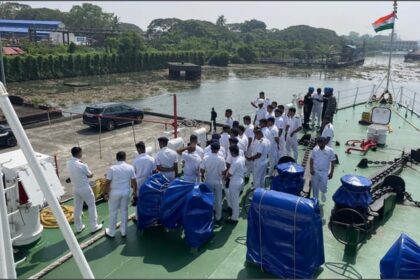 Kochi: - Kochi: दो अमेरिकी पर्यटकों पर केस दर्ज, कोस्ट गार्ड मुख्यालय के पास उड़ा रहे थे ड्रोन; चेतावनी के बाद छोड़े गए