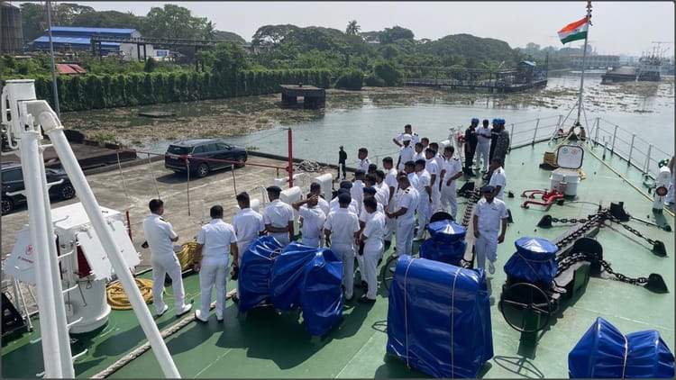 Kochi: - Kochi: दो अमेरिकी पर्यटकों पर केस दर्ज, कोस्ट गार्ड मुख्यालय के पास उड़ा रहे थे ड्रोन; चेतावनी के बाद छोड़े गए