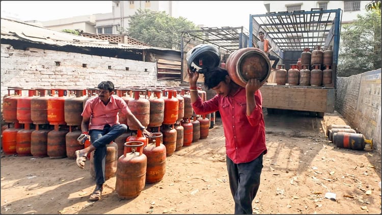 West - West Asia Crisis: 'देश में LPG की कोई कमी नहीं', सरकार ने कहा- घबराने की जरूरत नहीं, सप्लाई पूरी तरह सामान्य