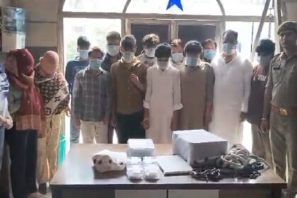 Moradabad: - Moradabad: बुधबाजार होटल में देह व्यापार का भंडाफोड़, तीन महिलाओं सहित 14 लोग गिरफ्तार, आपत्तिजनक चीजें मिली