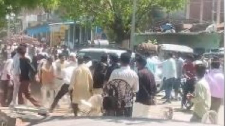 Budaun - Budaun News: सड़क हादसे में मृत गर्भवती महिला के जनाजे में बवाल, मारपीट और पथराव से मची भगदड़
