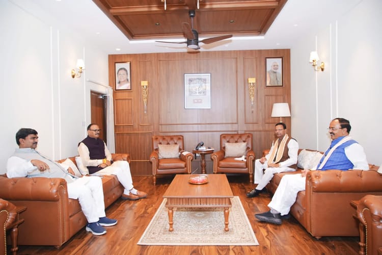 यूपी: - यूपी: दोनों डिप्टी सीएम की मौजूदगी में हुई भाजपा कोर कमेटी की बैठक, सीएम योगी नहीं हो सके शामिल; हुआ ये फैसला