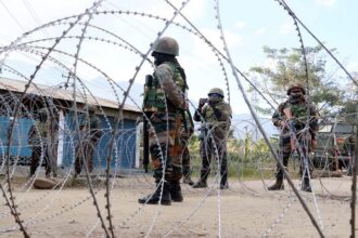 मणिपुर: - मणिपुर: बेकाबू भीड़ ने कुकी जो काउंसिल अध्यक्ष के घर में घुसने कोशिश की, भीड़ को हटाने के लिए हुई हवाई फायरिंग