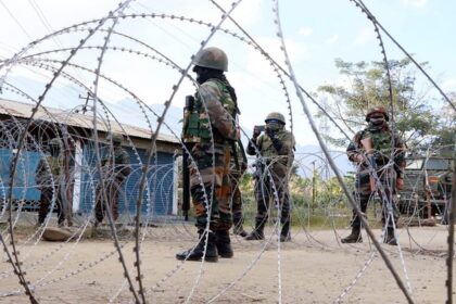 मणिपुर: - मणिपुर: बेकाबू भीड़ ने कुकी जो काउंसिल अध्यक्ष के घर में घुसने कोशिश की, भीड़ को हटाने के लिए हुई हवाई फायरिंग