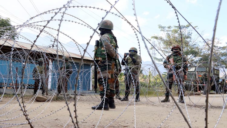 मणिपुर: - मणिपुर: बेकाबू भीड़ ने कुकी जो काउंसिल अध्यक्ष के घर में घुसने कोशिश की, भीड़ को हटाने के लिए हुई हवाई फायरिंग