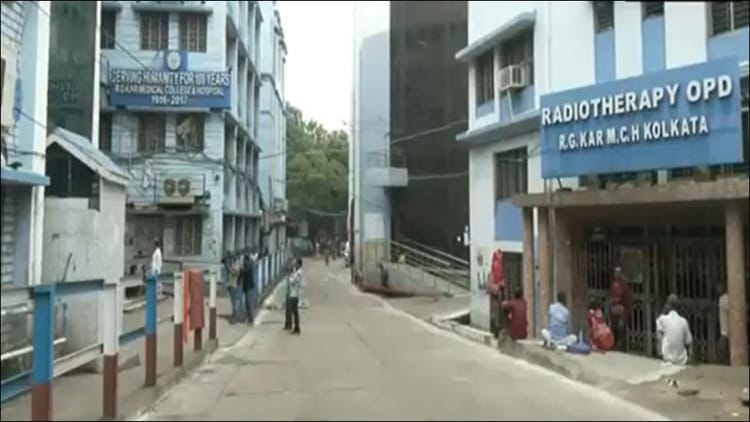 इलाज - इलाज से पहले व्यवस्था ने ली जान: नहीं मिला स्ट्रेचर, बाहर जाना पड़ा टॉयलेट; आरजी कर अस्पताल पर लगे गंभीर आरोप