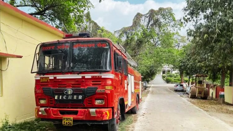ये कैसी - ये कैसी व्यवस्था: यूपी के इस जिले में 60 दमकलकर्मियों पर 26 लाख की आबादी को बचाने की जिम्मेदारी, वाहन भी कम