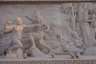 UP: बालि-सुग्रीव - UP: बालि-सुग्रीव युद्ध में श्रीराम ने वृक्ष की ओट से चलाया बाण... राम मंदिर में उकेरे गए आकर्षक भित्ति चित्र