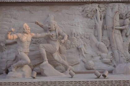 UP: बालि-सुग्रीव - UP: बालि-सुग्रीव युद्ध में श्रीराम ने वृक्ष की ओट से चलाया बाण... राम मंदिर में उकेरे गए आकर्षक भित्ति चित्र