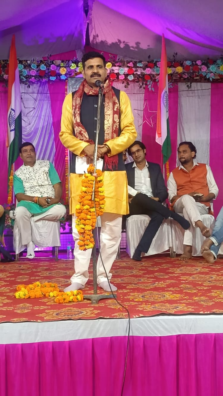 Lakhimpur - Lakhimpur Kheri News: वीर, शृंगार और हास्य रस के कवियों ने बांधा समा