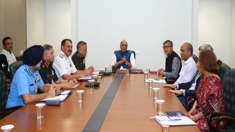 हाई अलर्ट - हाई अलर्ट पर भारत: बढ़ते वैश्विक तनाव के बीच रक्षा तैयारियों की समीक्षा, राजनाथ सिंह की अगुवाई में हुई बैठक