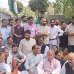 शहीदों - शहीदों की प्रतिमाएं तोड़ने पर उबाल: शाहजहांपुर में कांग्रेस-सपा ने जताया विरोध, हिंदू संगठन ने फूंका पुतला