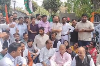 शहीदों - शहीदों की प्रतिमाएं तोड़ने पर उबाल: शाहजहांपुर में कांग्रेस-सपा ने जताया विरोध, हिंदू संगठन ने फूंका पुतला