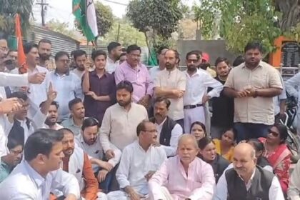 शहीदों - शहीदों की प्रतिमाएं तोड़ने पर उबाल: शाहजहांपुर में कांग्रेस-सपा ने जताया विरोध, हिंदू संगठन ने फूंका पुतला