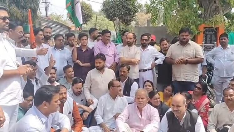 शहीदों - शहीदों की प्रतिमाएं तोड़ने पर उबाल: शाहजहांपुर में कांग्रेस-सपा ने जताया विरोध, हिंदू संगठन ने फूंका पुतला