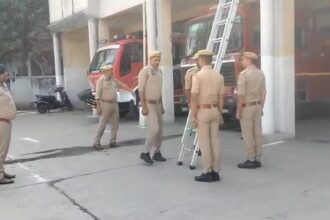 Kanpur: - Kanpur: कर्नलगंज फायर स्टेशन में मॉक ड्रिल, CFO दीपक शर्मा ने परखी तैयारी, उपकरणों की कार्यक्षमता को भी जांचा