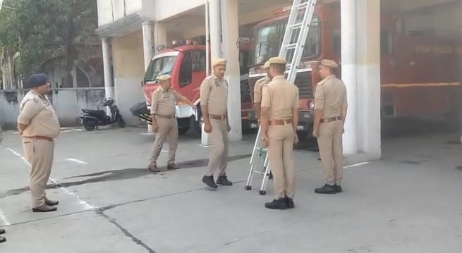 Kanpur: - Kanpur: कर्नलगंज फायर स्टेशन में मॉक ड्रिल, CFO दीपक शर्मा ने परखी तैयारी, उपकरणों की कार्यक्षमता को भी जांचा
