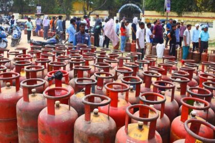 गैस सिलिंडर - गैस सिलिंडर की किल्लत: जनता की मुश्किलें और बढ़ेंगी, डबल सिलिंडर होने पर बुकिंग 35 दिन बाद होगी