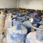 LPG Crisis - LPG Crisis Agra: गैस किल्लत के बीच बड़ा फैसला, दो श्रेणी में बांटे गए व्यावसायिक उपभोक्ता; ऐसे मिलेंगे सिलिंडर