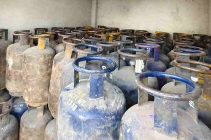 LPG Crisis - LPG Crisis Agra: गैस किल्लत के बीच बड़ा फैसला, दो श्रेणी में बांटे गए व्यावसायिक उपभोक्ता; ऐसे मिलेंगे सिलिंडर
