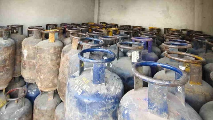 LPG Crisis - LPG Crisis Agra: गैस किल्लत के बीच बड़ा फैसला, दो श्रेणी में बांटे गए व्यावसायिक उपभोक्ता; ऐसे मिलेंगे सिलिंडर