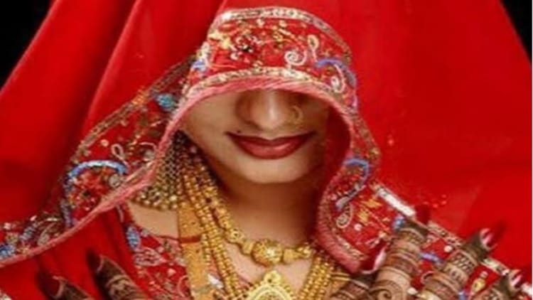 Banda: - Banda: शादी के एक माह बाद दुल्हन प्रेमी संग जेवर-नकदी लेकर फरार, तीन युवकों पर अपहरण की प्राथमिकी