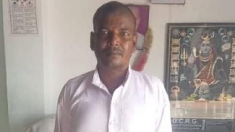 UP News: - UP News: लखीमपुर खीरी में किसान ने जहर पीकर दी जान, बेटा बोला- बैंक कर्ज से परेशान थे पिता