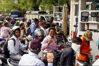 Assam: - Assam: पेट्रोल-डीजल की अफवाहों पर पैनिक खरीदारी, गुवाहाटी समेत कई पंपों पर कतारें; सरकार का दावा- कोई कमी नहीं