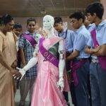 Caroline: - Caroline: कक्षा नौ के बच्चों ने बनाया मानवीय रोबोट ‘कैरोलाइन’, सिर-आंखें घुमाती है, आगे-पीछे चलती