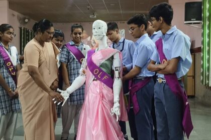 Caroline: - Caroline: कक्षा नौ के बच्चों ने बनाया मानवीय रोबोट ‘कैरोलाइन’, सिर-आंखें घुमाती है, आगे-पीछे चलती