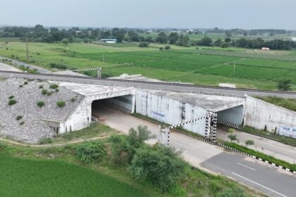 Railways: - Railways: अब ट्रेन की पटरी पार करना नहीं होगा जानलेवा, रेलवे तैयार करेगा ऐसे स्मार्ट रास्ते