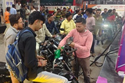 Lakhimpur - Lakhimpur Kheri News: शाम होते ही पेट्रोल के लिए भी आपाधापी... बुलाना पड़ी पुलिस