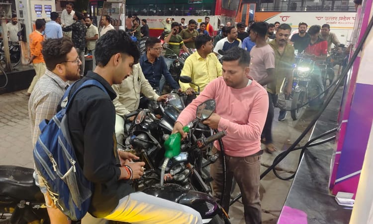 Lakhimpur - Lakhimpur Kheri News: शाम होते ही पेट्रोल के लिए भी आपाधापी... बुलाना पड़ी पुलिस