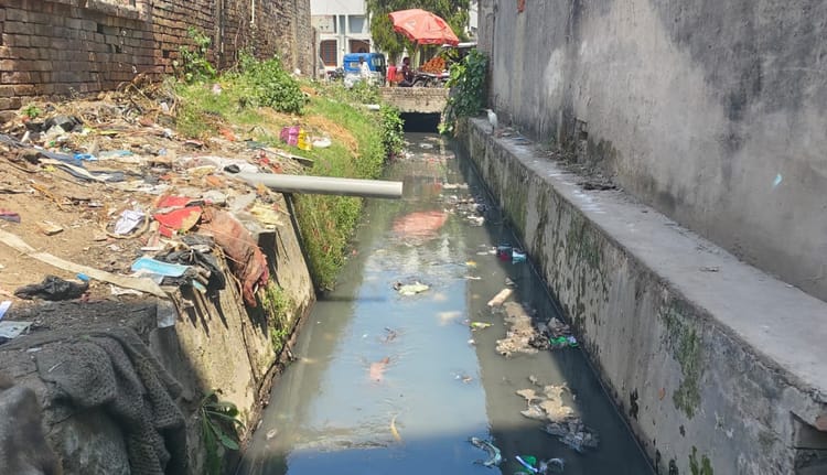 Lakhimpur - Lakhimpur Kheri News: खुले नालों पर सिस्टम की आंखें बंद