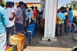 Lakhimpur - Lakhimpur Kheri News: पंपों पर भीड़ उमड़ी तो 500 रुपये से ज्यादा का डीजल देना किया बंद