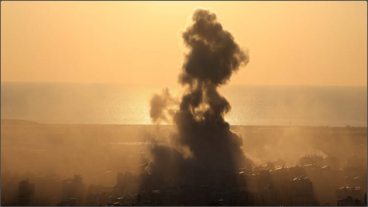 US-Iran - US-Iran War: ईरानी हमलों का खौफ... सैन्य ठिकानों से हटे अमेरिकी सैनिक, होटलों में छिपे; जानें क्या है वजह