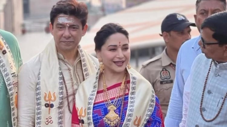 Madhuri - Madhuri Dixit: काशी विश्वनाथ धाम में माधुरी दीक्षित ने पति संग किए दर्शन, अभिनेत्री की झलक पाने की लगी होड़