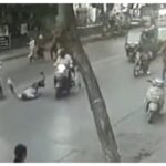 Mumbai: - Mumbai: 76 वर्षीय बुजुर्ग को तेज रफ्तार दोपहिया वाहन ने मारी टक्कर, सीसीटीवी में कैद हुआ भीषण हादसा