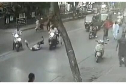 Mumbai: - Mumbai: 76 वर्षीय बुजुर्ग को तेज रफ्तार दोपहिया वाहन ने मारी टक्कर, सीसीटीवी में कैद हुआ भीषण हादसा