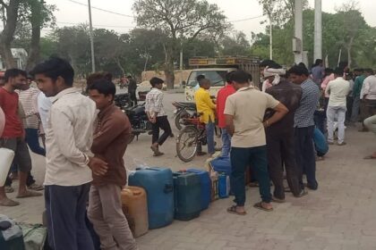 UP: लखीमपुर - UP: लखीमपुर खीरी के पंपों पर पेट्रोल-डीजल के लिए कतार, बुलानी पड़ी पुलिस, बिना ईंधन जाने को तैयार नहीं लोग
