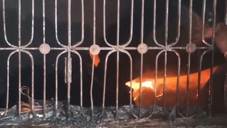 Aligarh: - Aligarh: पत्नी गई तहरीर लिखाने, पति सिलिंडर में आग लगाकर हुआ फ़रार, अंदर अकेला रह गया बेटा