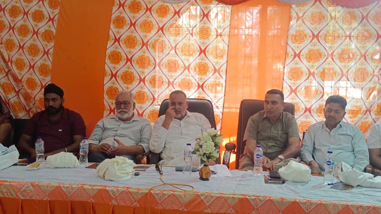 Lakhimpur - Lakhimpur Kheri News: खाद-बीज किल्लत पर किसानों का फूटा गुस्सा