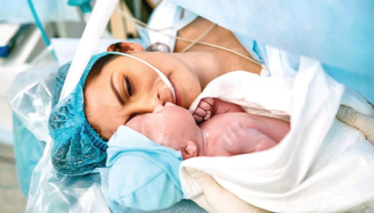 चिंताजनक: - चिंताजनक: देश में प्रति एक लाख जीवित जन्मों पर 24,700 मातृ मृत्यु दर्ज की गईं, नाइजीरिया में स्थिति सबसे भयावह